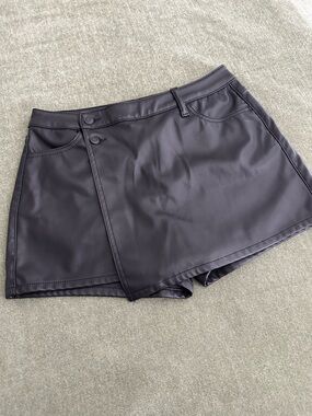 Celebrity Pink Black Faux Leather Skort Button Elastic Waist Size M